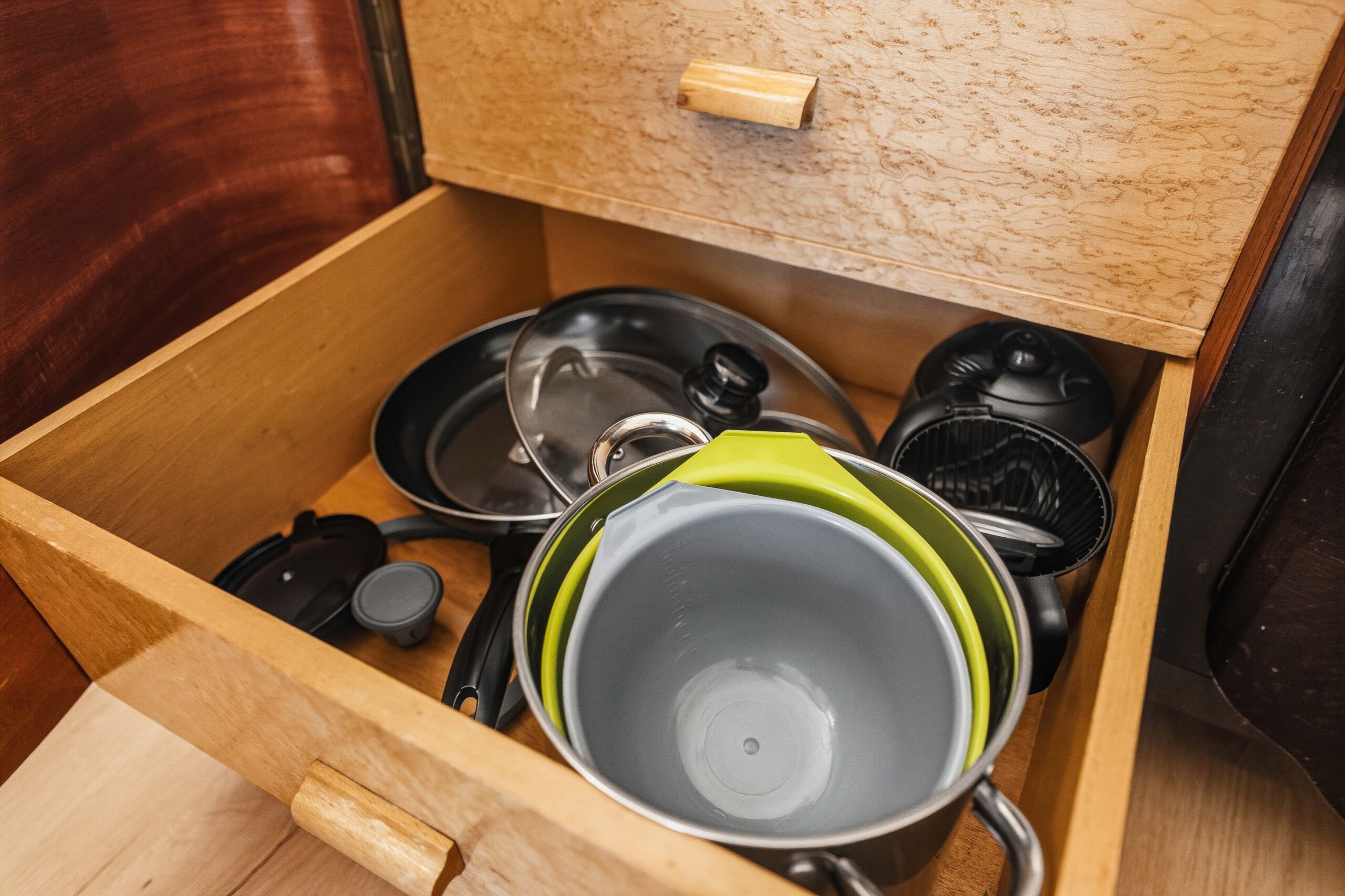Drawer with pots and pans storage