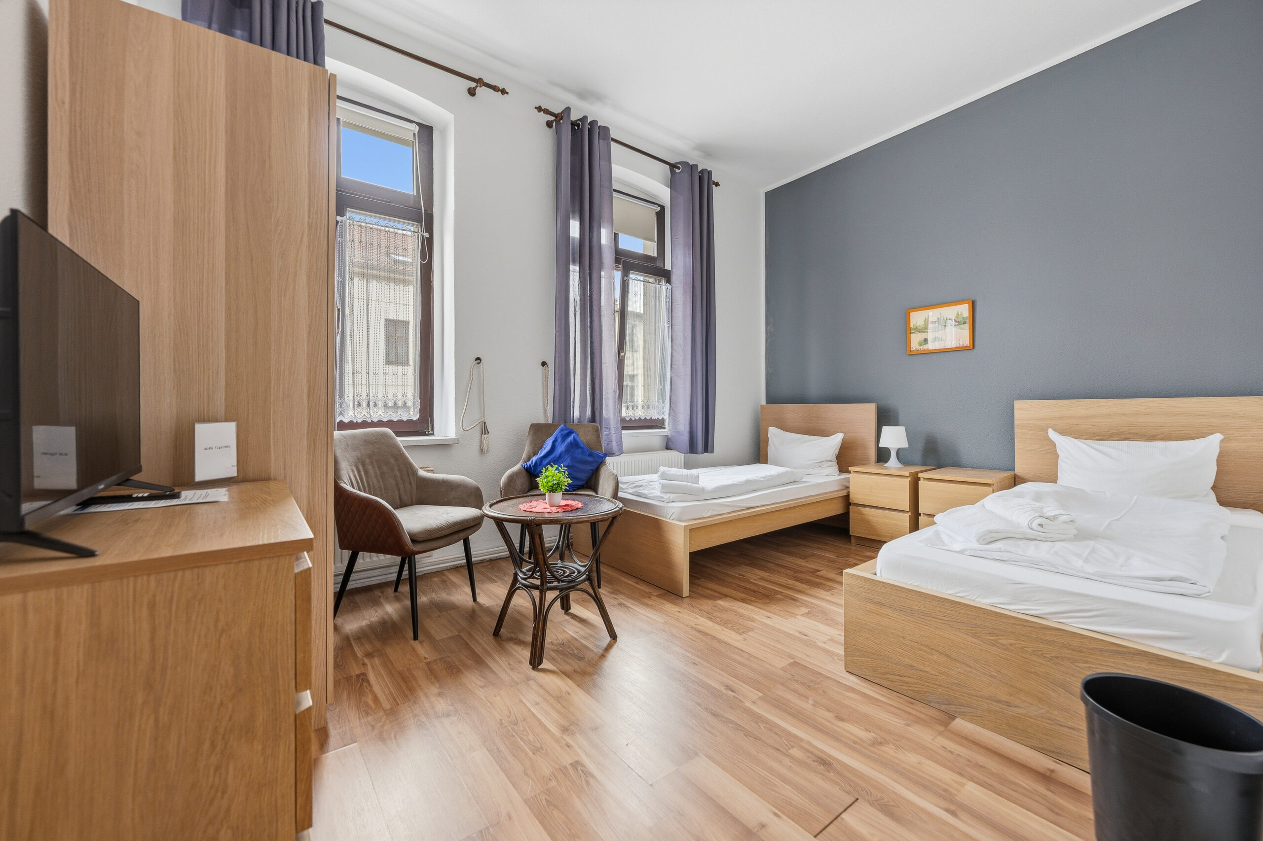 Twin beds with seating area near windows