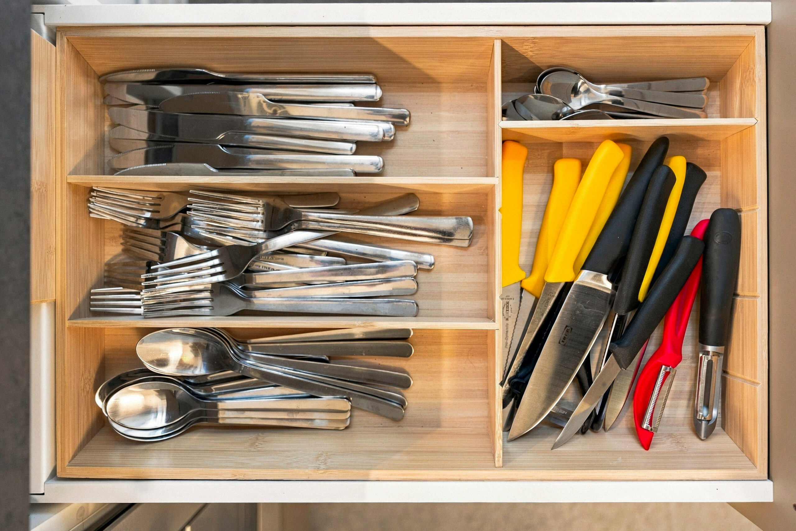Drawer with cutlery and knives organized
