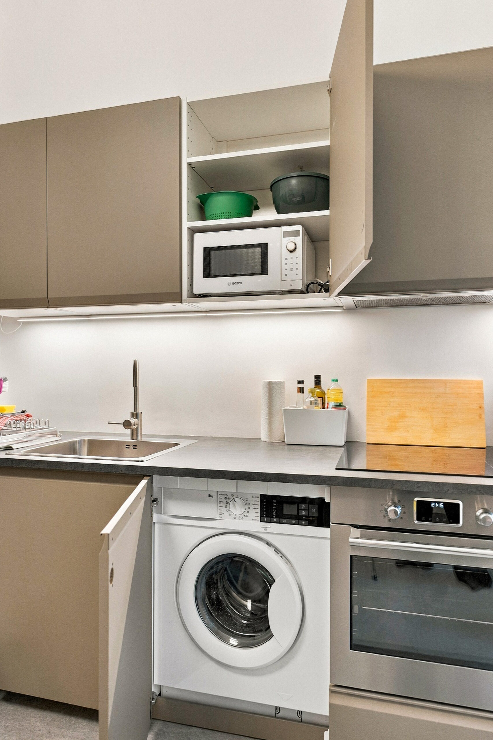 Kitchen counter with built-in washing machine